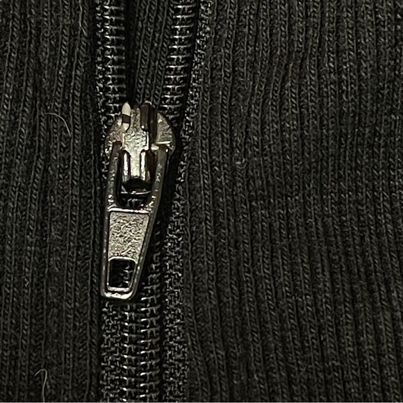 Cute cropped zip up black long sleeve fitted top - Picture 3 of 3